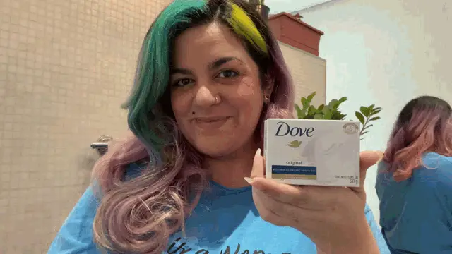 Maira com Sabonete Dove Original