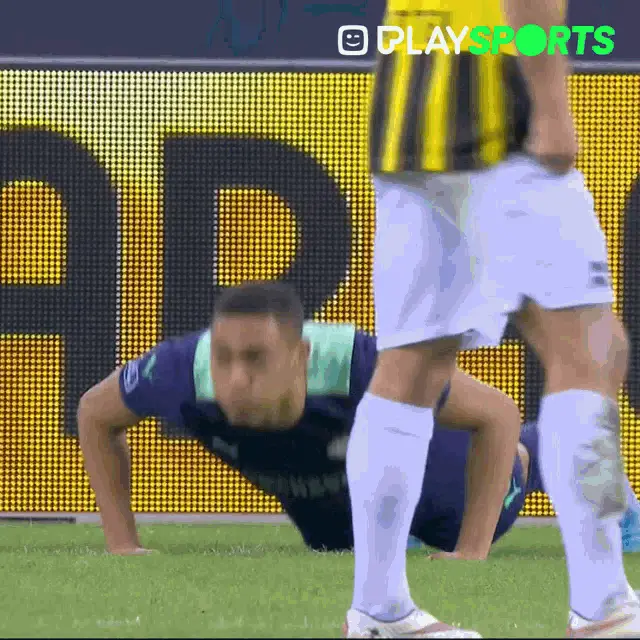 Carlos Vinicius's 'Pompen Pumps' Celebration