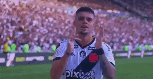 Gabriel Pec celebra no Vasco