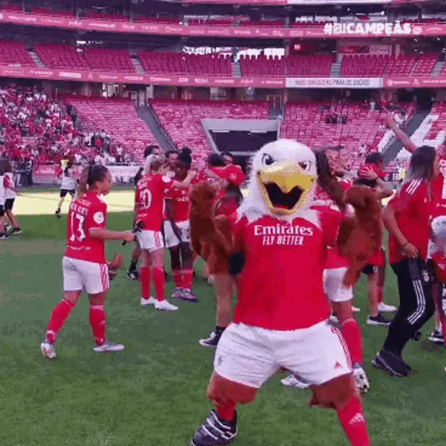 Mascote do Benfica celebra com as jogadoras