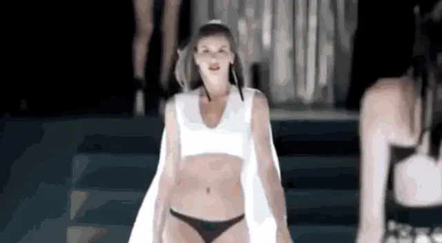 Camila Queiroz Desfilando na Passarela