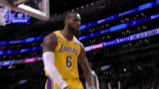 LeBron James Nods on Lakers Court