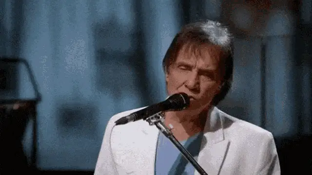 Roberto Carlos Rei: Singing on Stage