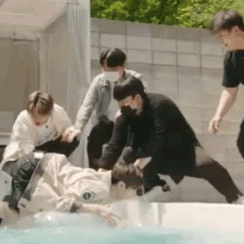 TXT Tomorrow X Together: Funny Pool Lift