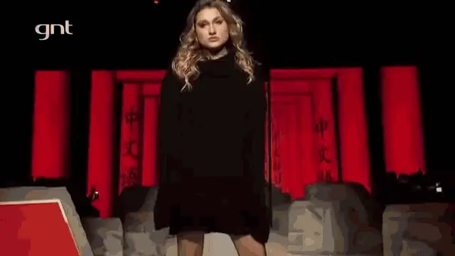 Sasha Meneghel Modelo Desfilando na Passarela