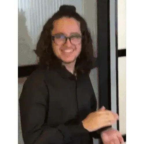 João Alegria Com Fome Sorrindo e Olhando