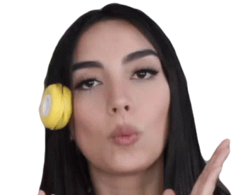 Claudipia Flaca: Boca Cerrada, Duck Face
