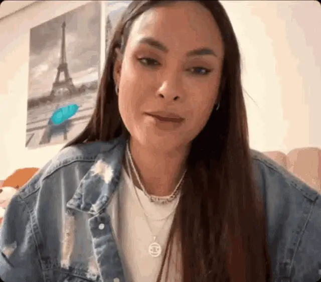 Sarah Andrade makes a heart gesture