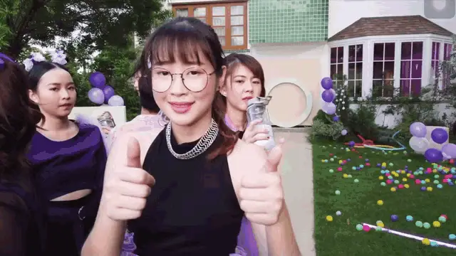 Gunaster Asteridol Gives Thumbs Up