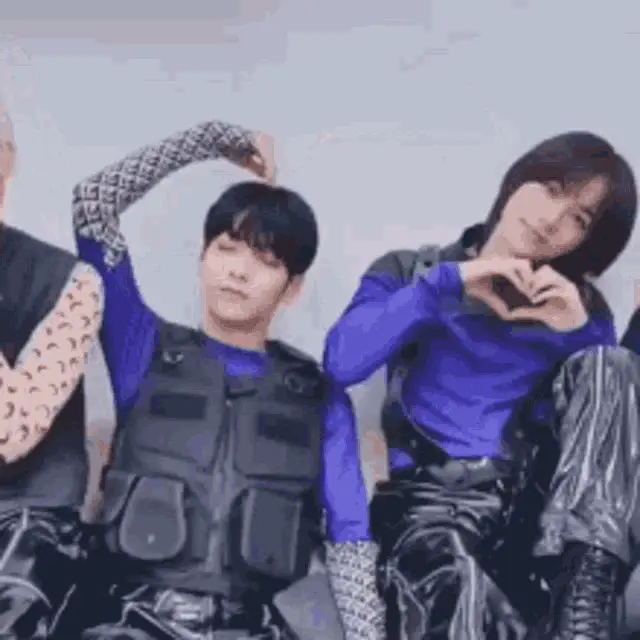 Soobin and Beomgyu's Soogyu Heart Pose