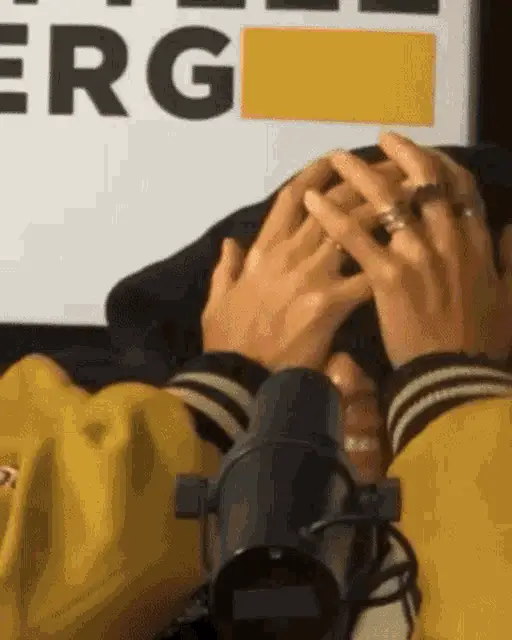 Jessie Reyez Gets Shy & Hides