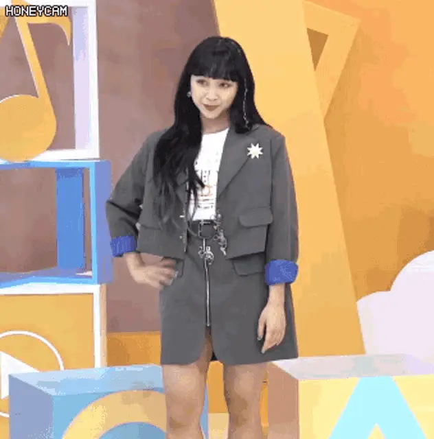 Dita 디타 of Secret Number Waving & Smiling