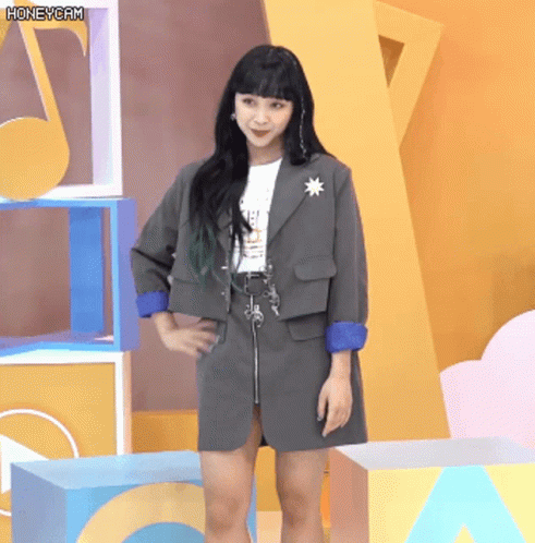 Dita 디타 of Secret Number Waving & Smiling