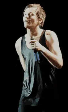 Louis Tomlinson Singing