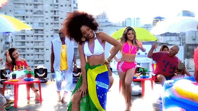 Morena Cabelo Enroladinho: Dança no Telhado