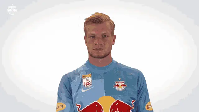 Nico Mantl: FC Red Bull Salzburg Goalkeeper Gesture