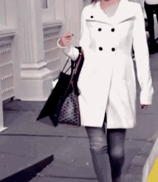 Isabelle Drummond, Brazilian Actress, Walking