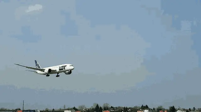 LOT Polish Airlines Boeing 787 Dreamliner Landing