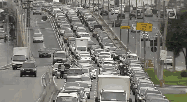 Feriadão No Trânsito: Engarrafamento de Carros