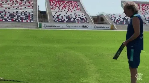 Jorge Jesus Encounters Iguana on Field