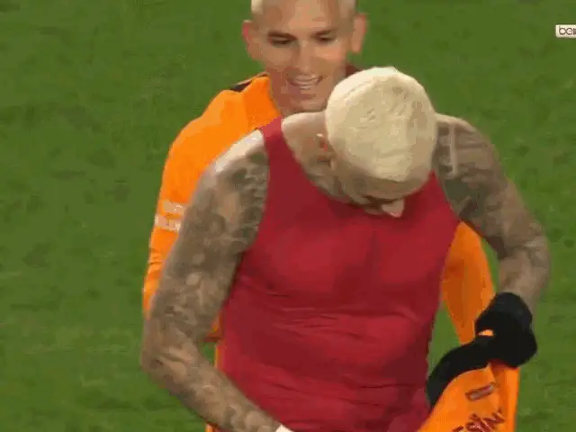 Mauro Icardi shows Galatasaray shirt