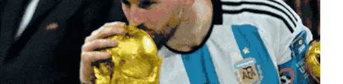ميسي يقبل كأس العالم